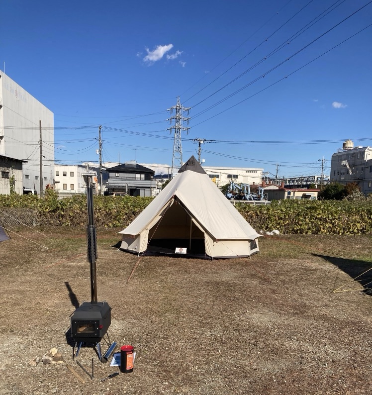 青空の下テントが張られてる様子