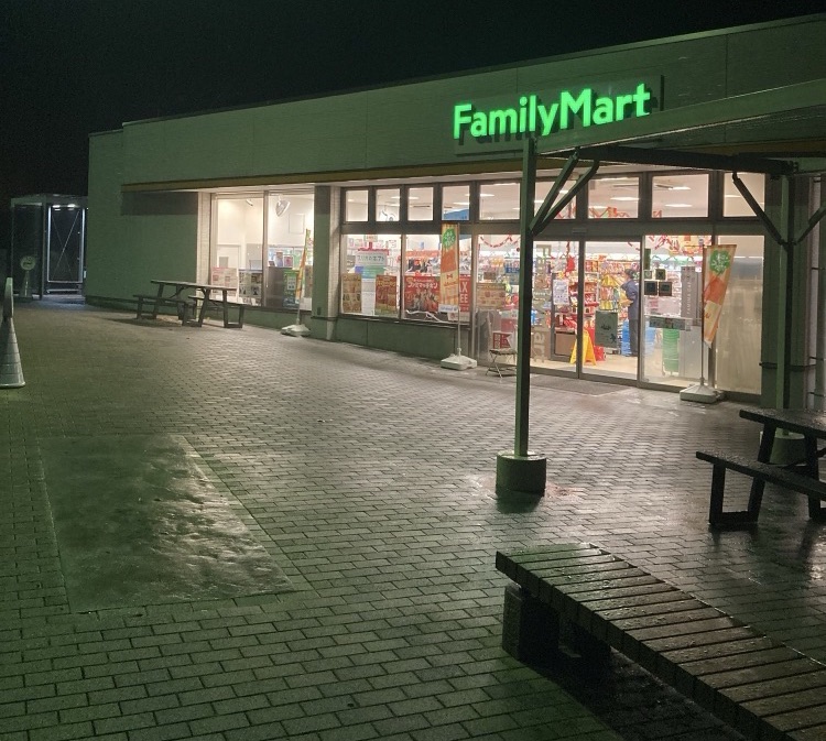 大磯PAの夜のファミリーマート