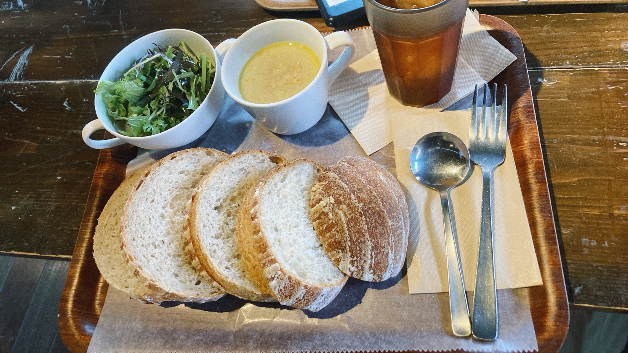 モキチのランチセットスープ、サラダ付き