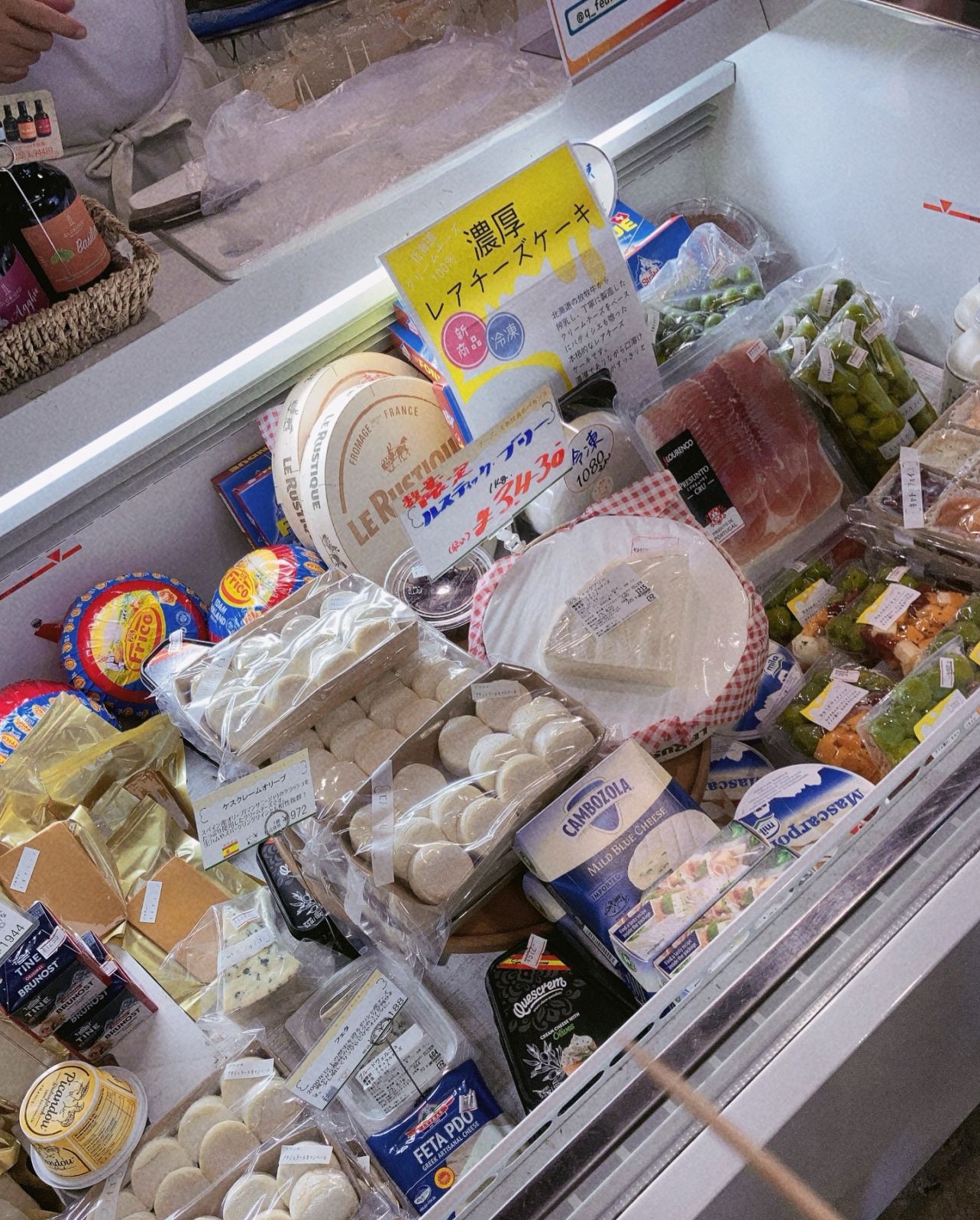 色とりどりのチーズが並んでいる様子