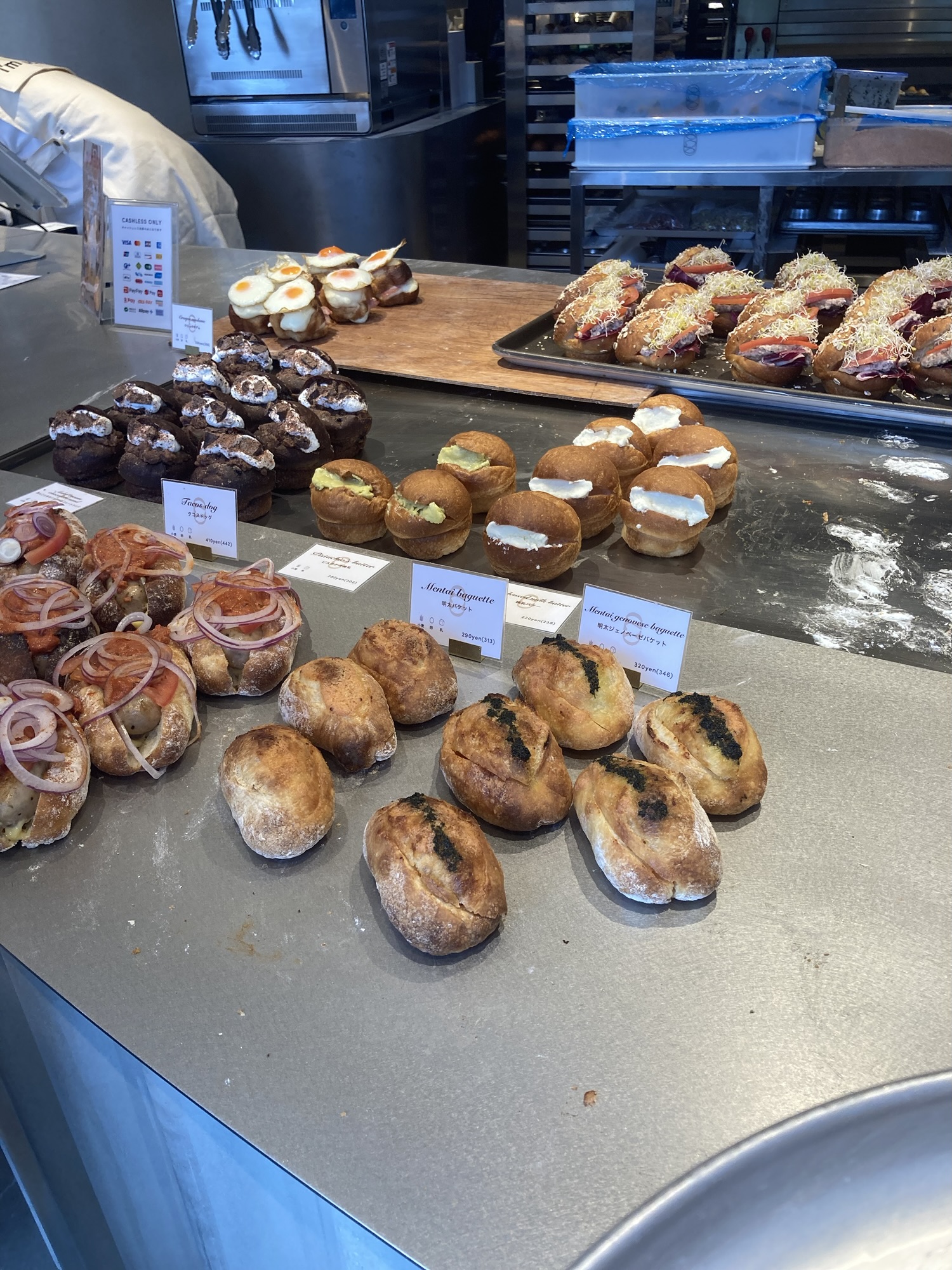 ダコーの店内でパンが沢山並んだ写真