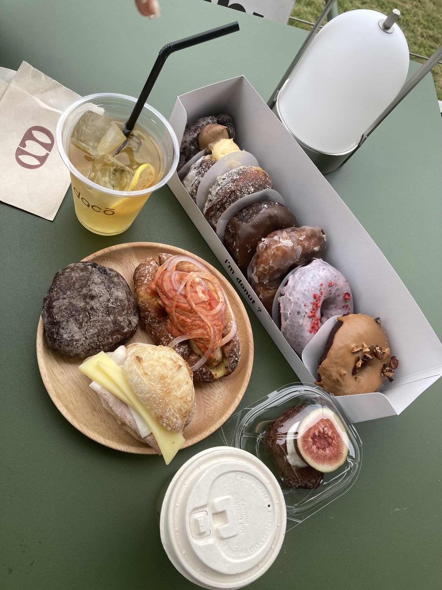 みなとみらいの新店舗ダコーとI'mドーナッツが並んだ写真