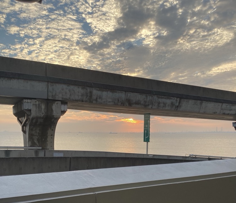 夜明けの海ほたる