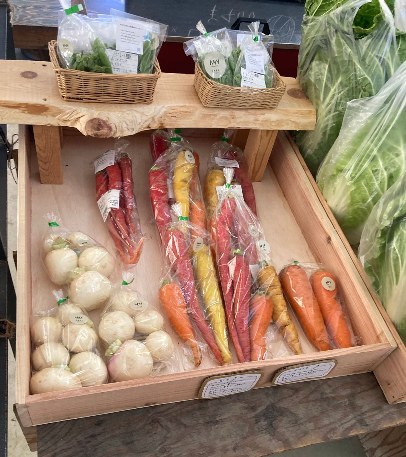 マルシェの色とりどりな野菜達