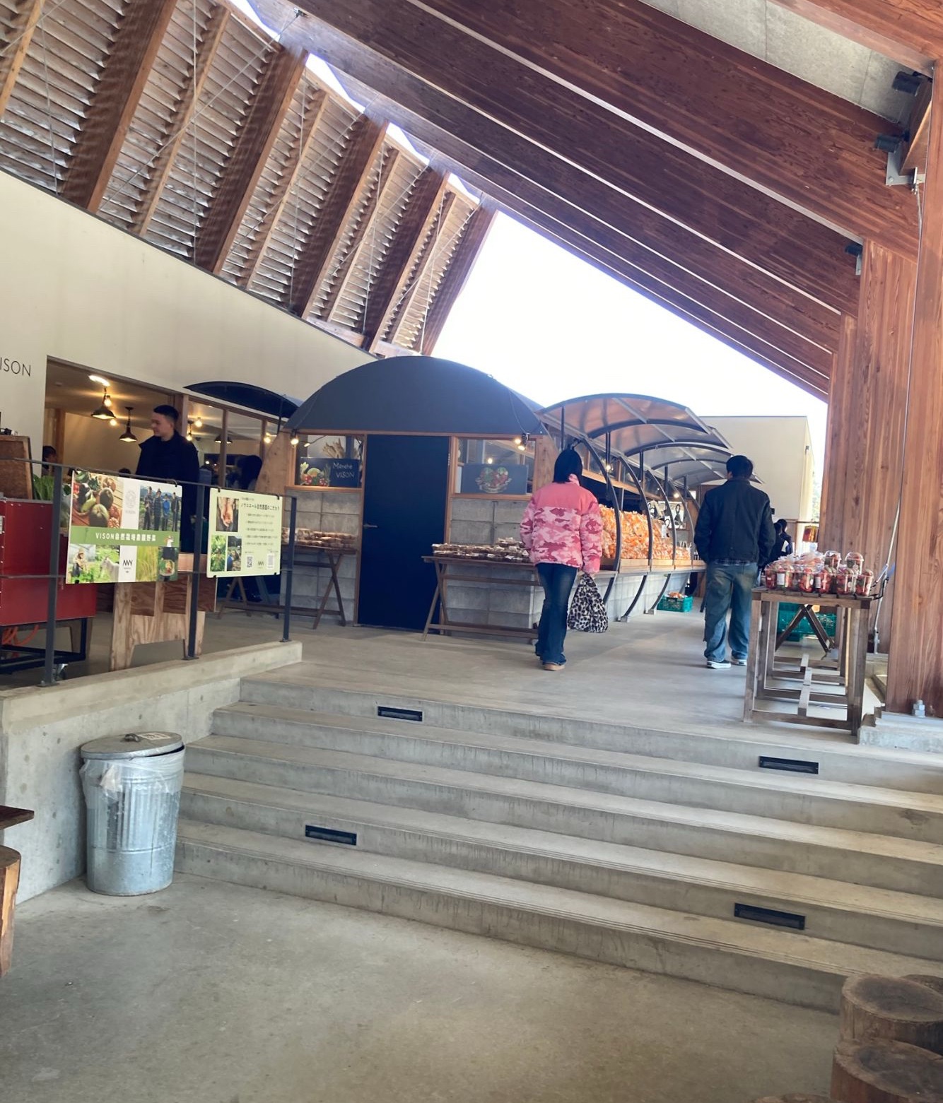 ヴィソンマルシェの建物内部