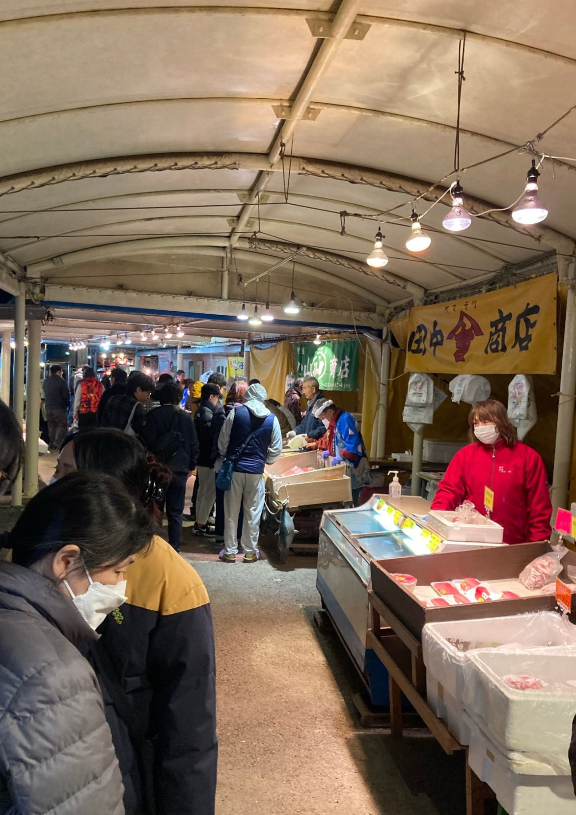 活気のある朝市