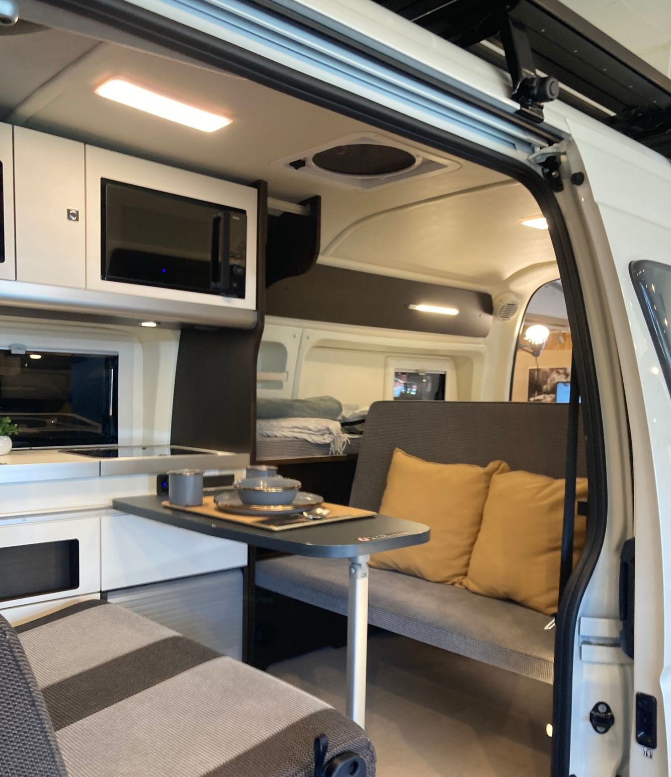 キャンピングカーの内装