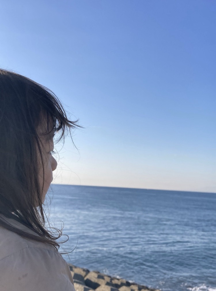 海を見つめる娘