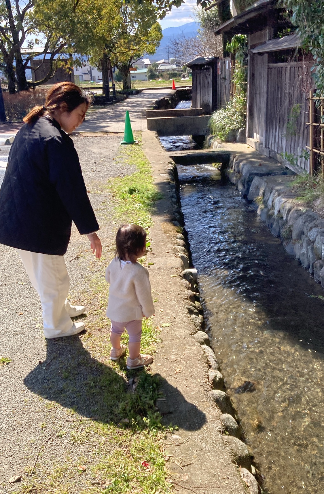 瀬戸屋敷の横を流れる川