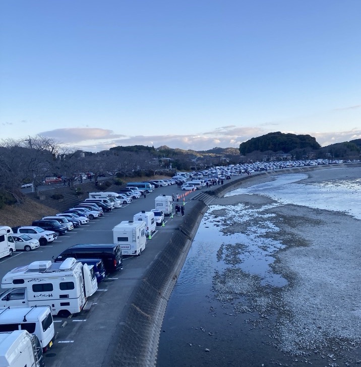 伊勢神宮の駐車場　満車状態