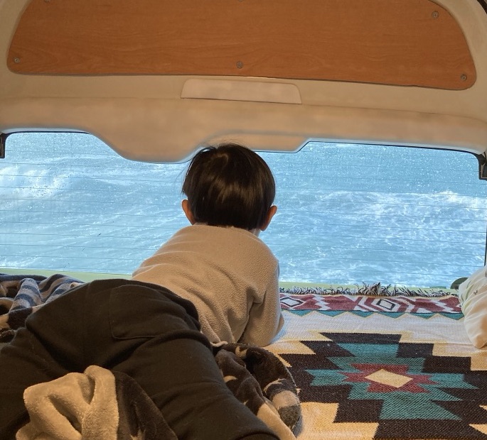 車の窓ガラスに広がる海