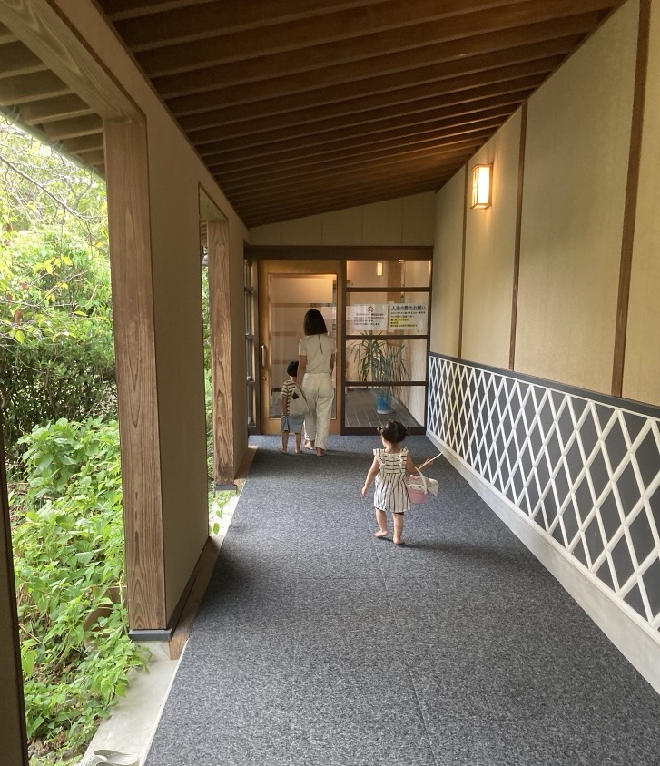 温泉の中を歩くようす