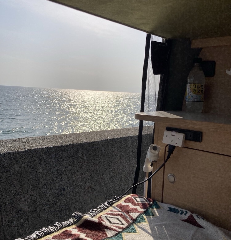 陽の光を反射する海辺