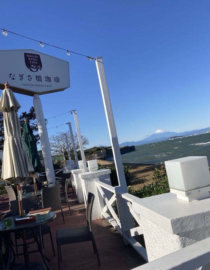 なぎさ橋珈琲のテラスから見える富士山