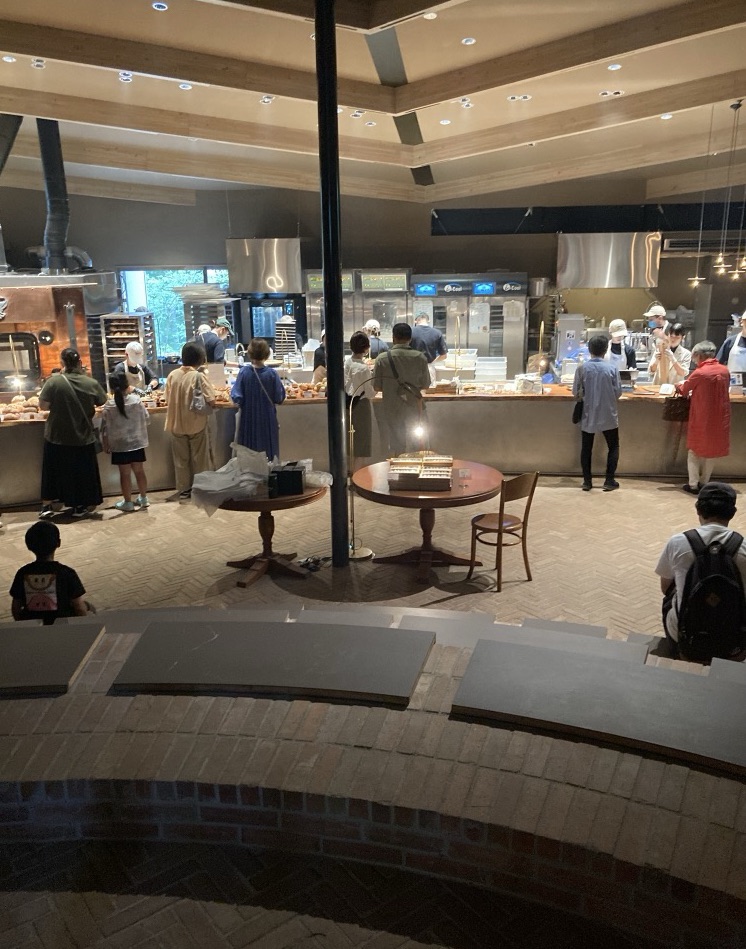 劇場の様な内装とスポットライトを浴びるパン達