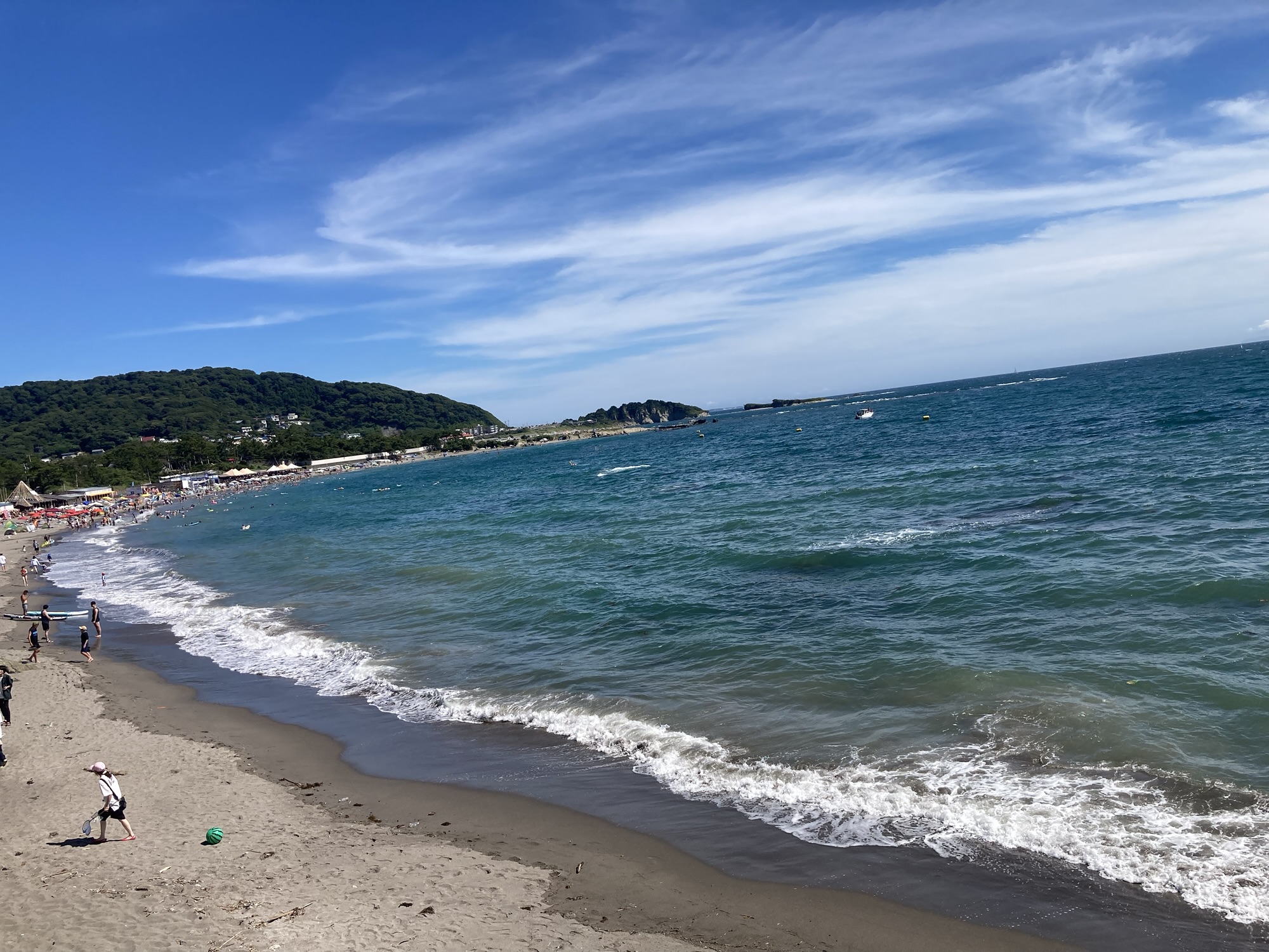 白い砂浜と青い海と空