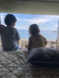 車内からみる立石駐車場の空と海