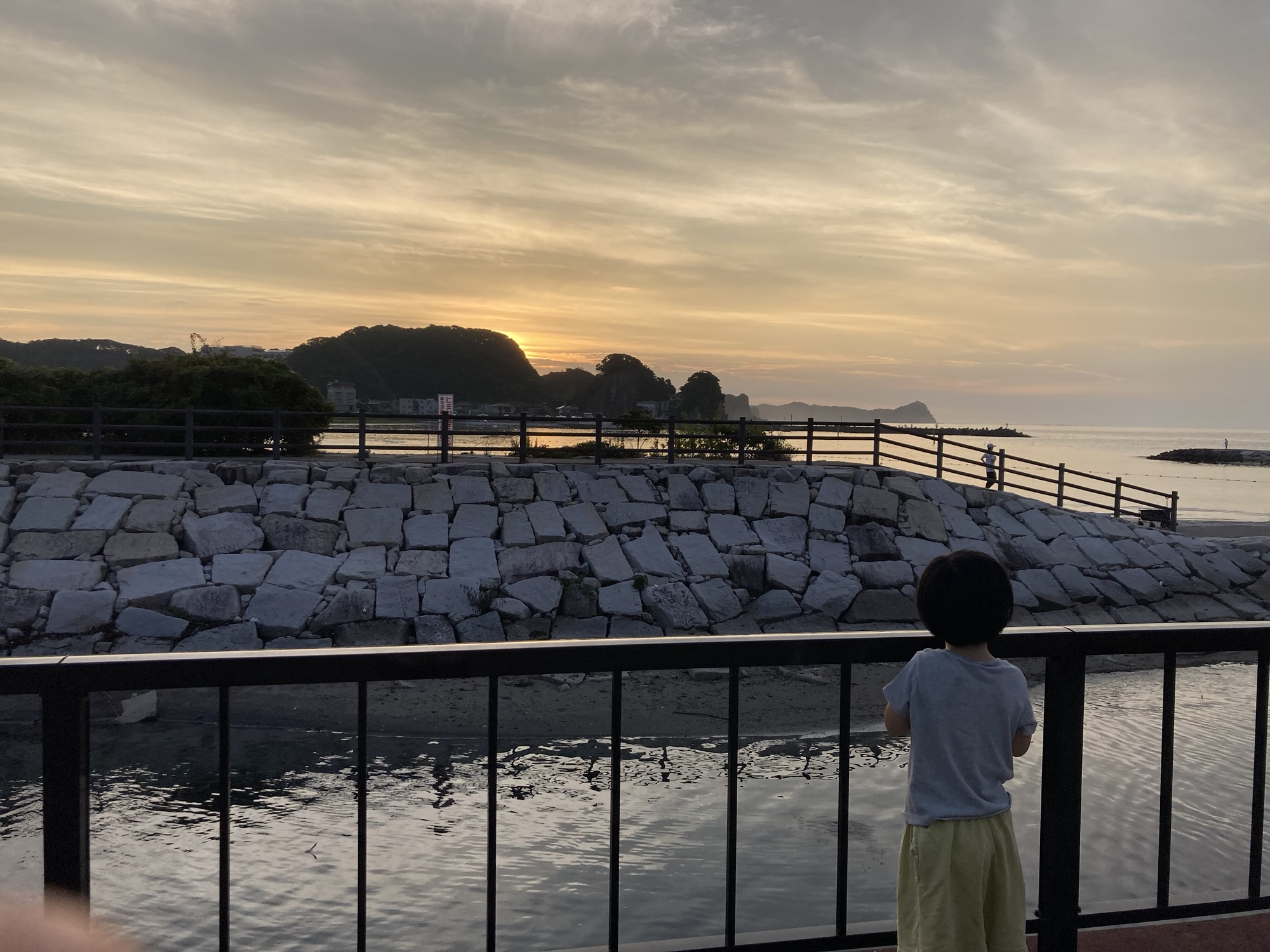 朝日が昇る興津港海浜公園