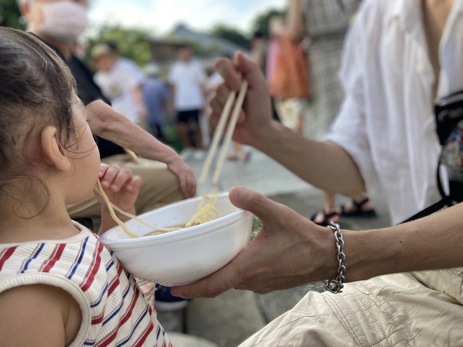 ラーメンを頬張る子ども