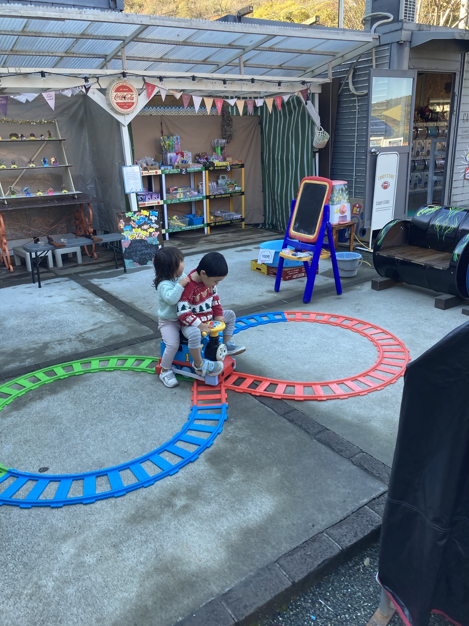 トーマスの乗り物に乗る子ども達