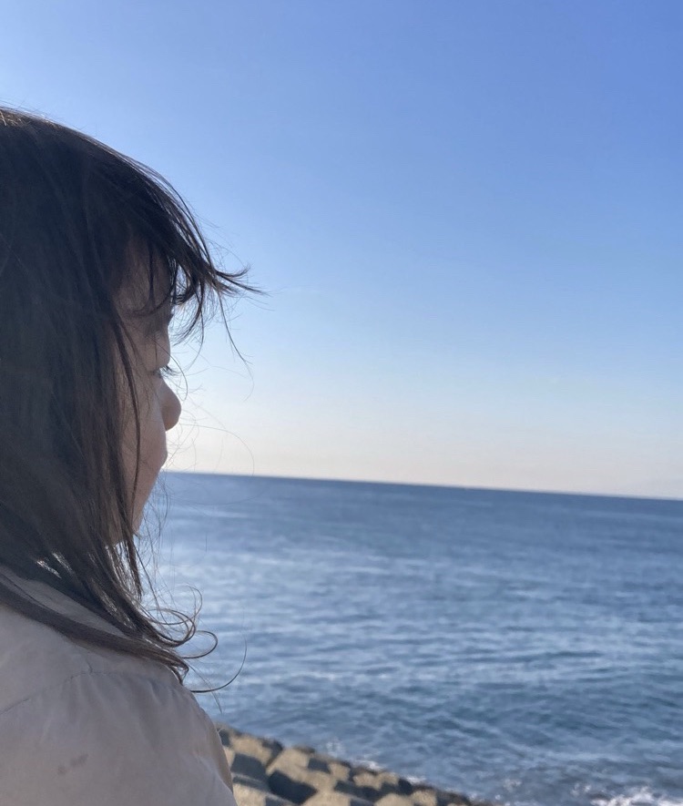 海を見つめる娘