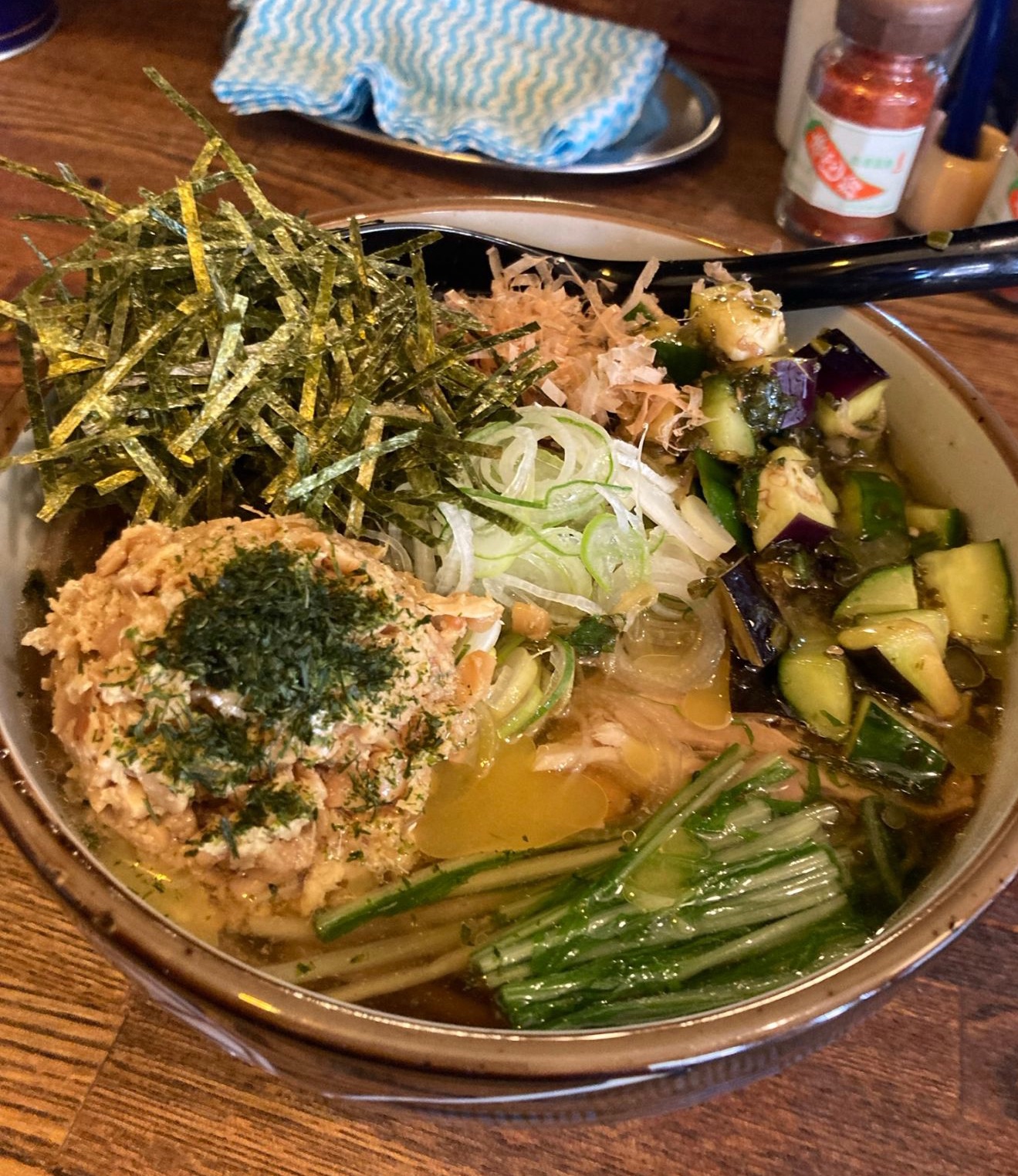 たき山のつったい肉そばの納豆、山形のダシトッピングのアップ