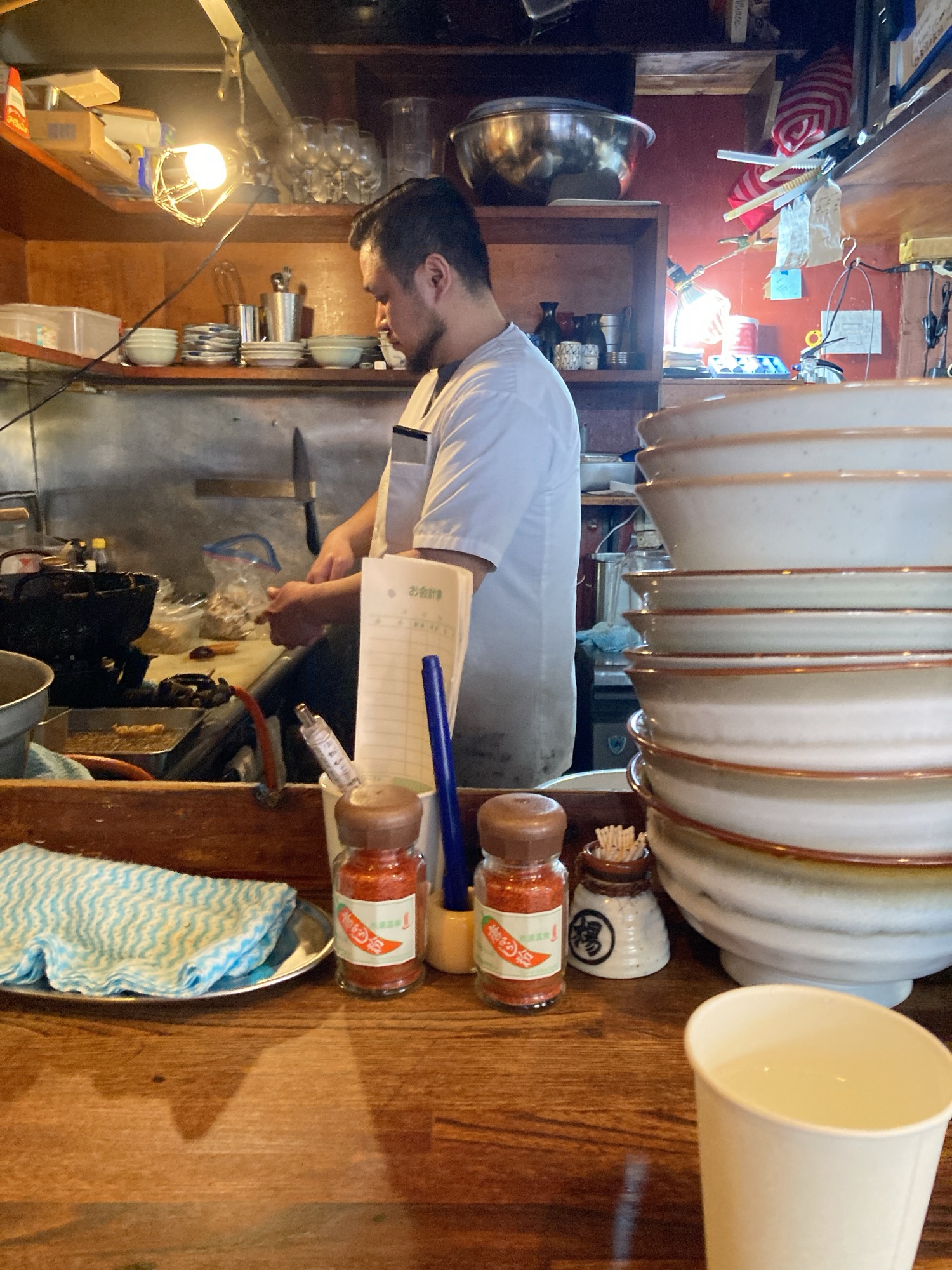 たき山の厨房で店主が作ってる様子