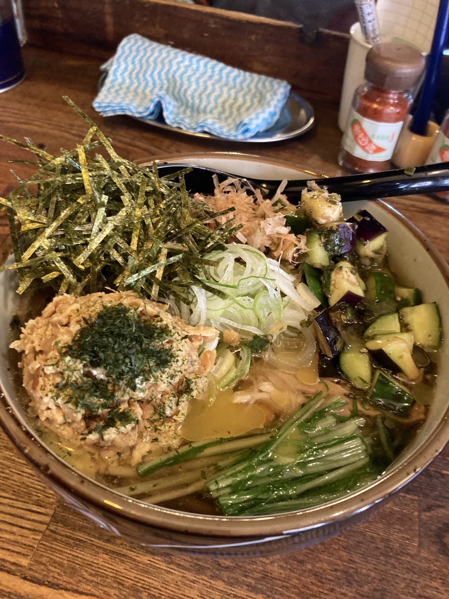 肉そばの納豆&ダシトッピング